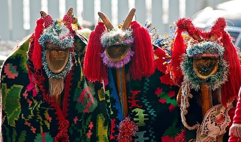 Obiceiul „Îngroparea Anului” aduce tradiția veche în centrul vieții comunității din Valea Bârgăului Unul dintre cele mai inedite și păstrate obiceiuri tradiționale din munții Bârgăului, „Îngroparea Anului”, continuă să fascineze și să păstreze vie memoria timpului trecut în sânul comunității locale