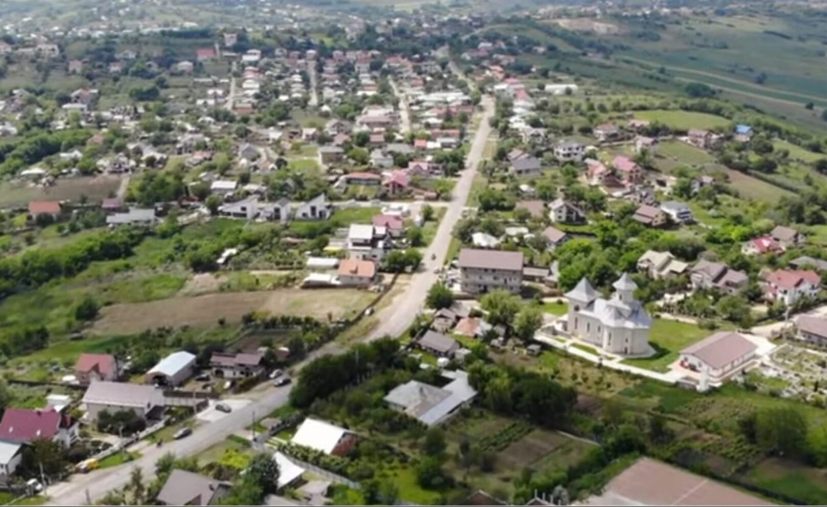 Locatarii din comuna Rediu, județul Iași, continuă de peste cinci ani lupta pentru anularea unei autorizații de construire considerate ilegale, emită de fostul primar Vasile Haidău