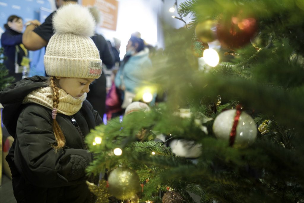 copii-copil-refugiati-ucraineni-ucraina-razboi-brad-craciun-sarbatori.jpg