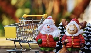 Prețul total pentru un coș de cumpărături de Crăciun plin cu legume, carne, dulciuri, vin și alte suplimente – film documentar