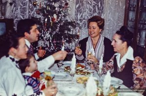 Crăciunul de altădată, mai puțin perfect decât își amintește lumea / Transformările acestei sărbători în ultimele decenii / Historicul Lavinia Betea relatează: „La micul dejun consumam jumări, gușă fiartă cu usturoi și boia, caltaboși din trei tipuri”