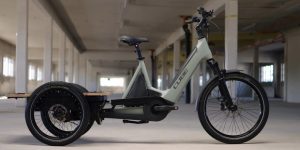 O camionetă mică ascunsă într-o bicicletă electrică de lux