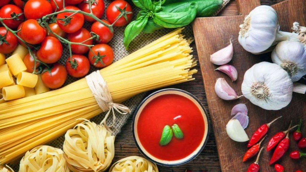 Videoclip: Bucătăria italiană devine prima cultură culinară națională recunoscută integral de UNESCO, primind sprijin unanim; premierul Georgia Meloni o laudă ca un ambasador de excepție