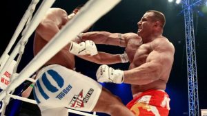 Cel mai puternic bărbat din lume a strâns o avere după o înfrângere în doar 30 de secunde.