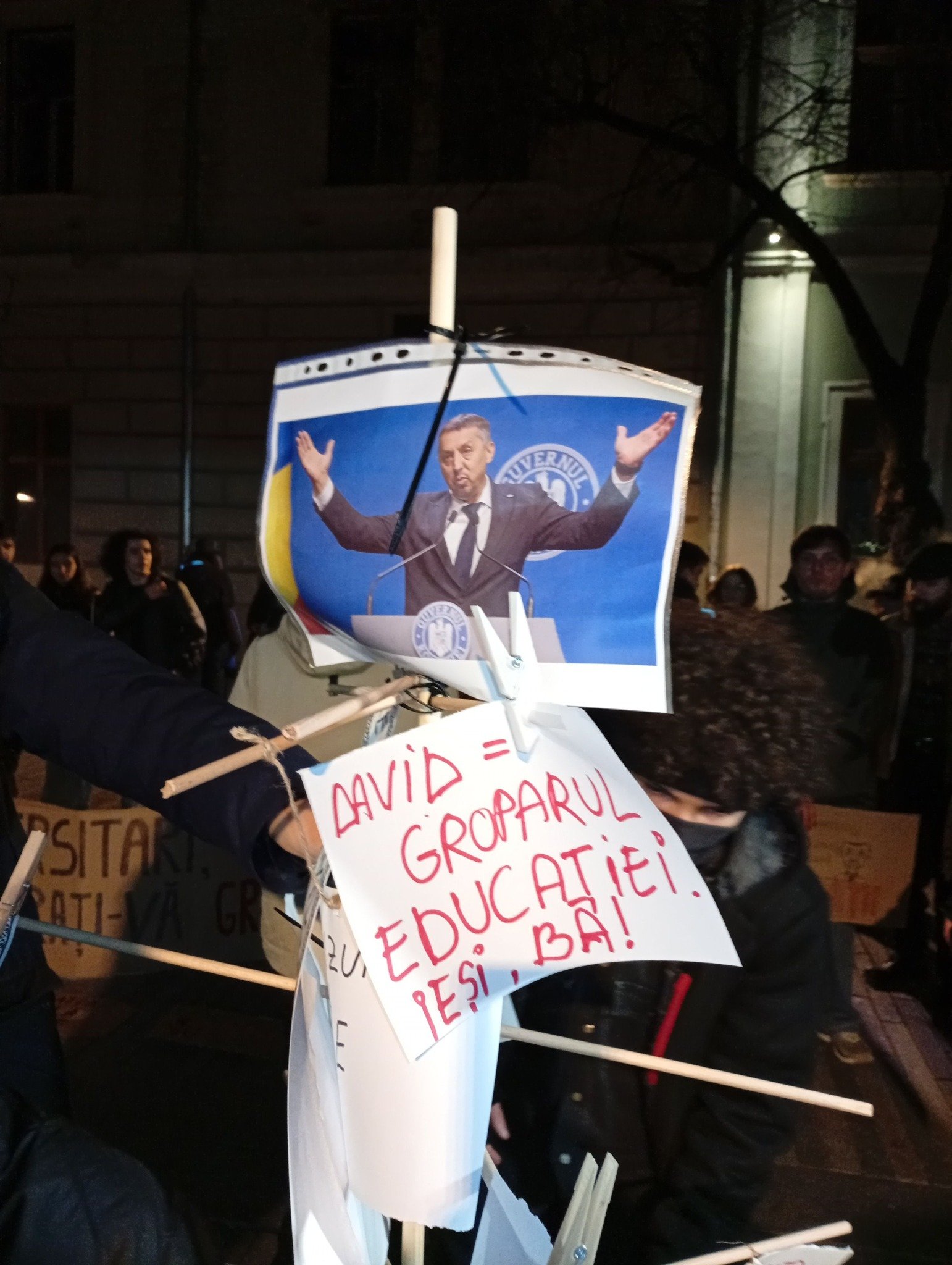 Imagini video cu un colind dedicat Ministrului Educației Daniel David în fața Universității Babeș-Bolyai: „Ia și guvernul cu tine, Domn Domn să-l înălțăm, că fără el nu mai suntem bine!”