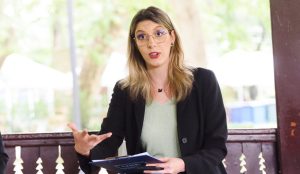 Senatul analizează moțiunea AUR împotriva Dianei Buzoianu, în timp ce PSD anunță sprijin pentru moțiune, iar premierul Bolojan participă în plen pentru a susține ministrul Mediului