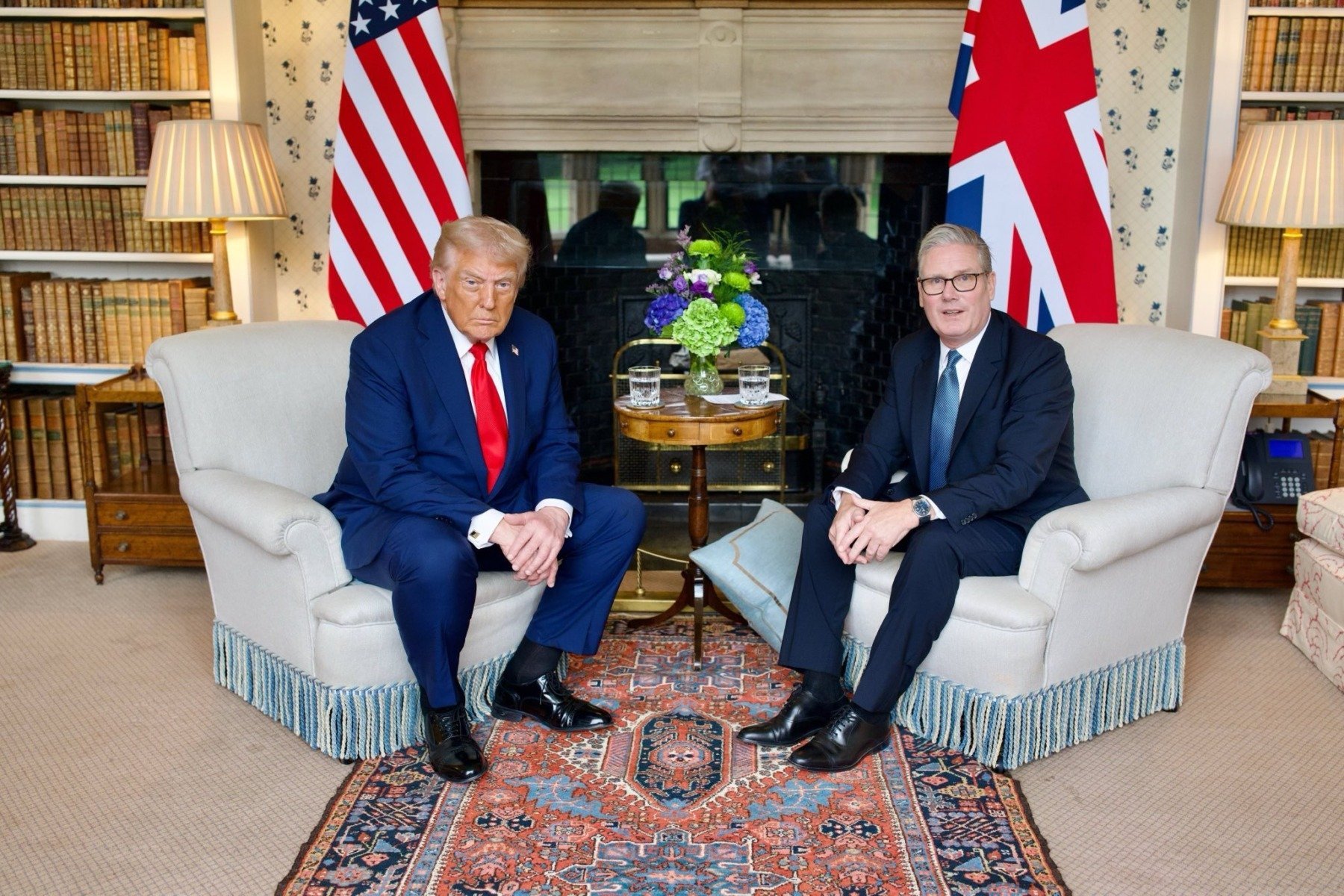 Prim-ministrul britanic a purtat discuții cu fostul președinte american despre căutarea unei soluții pașnice și stabile pentru conflictele din Ucraina