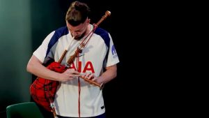 Uimitor! Radu Drăgușin a interpretat la cimpoi într-o competiție de talente la Tottenham. Performanța românului