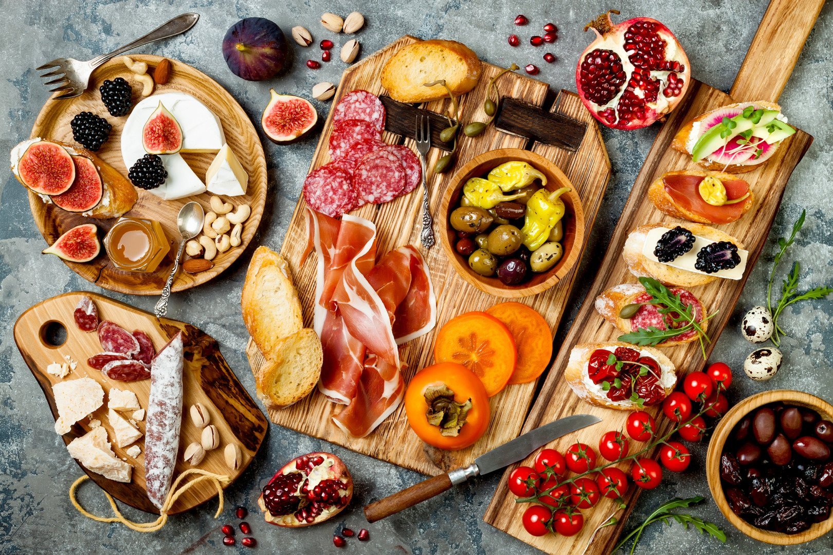 Cum să pregătești un platou ideal de aperitive pentru Revelion: mezeluri, brânzeturi și alte delicii pentru a impresiona invitații”