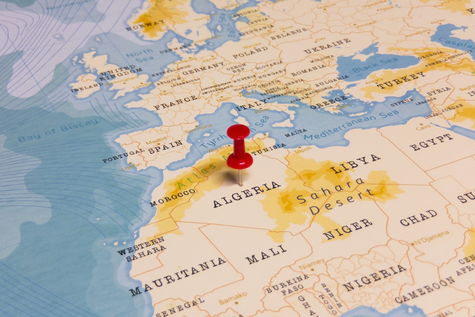 [ad_1] Parlamentul algerian a aprobat în unanimitate o lege care interzice colonizarea franceză, acțiune care acoperă perioada 1830-1962, și solicită Franței să își ceară scuze oficiale