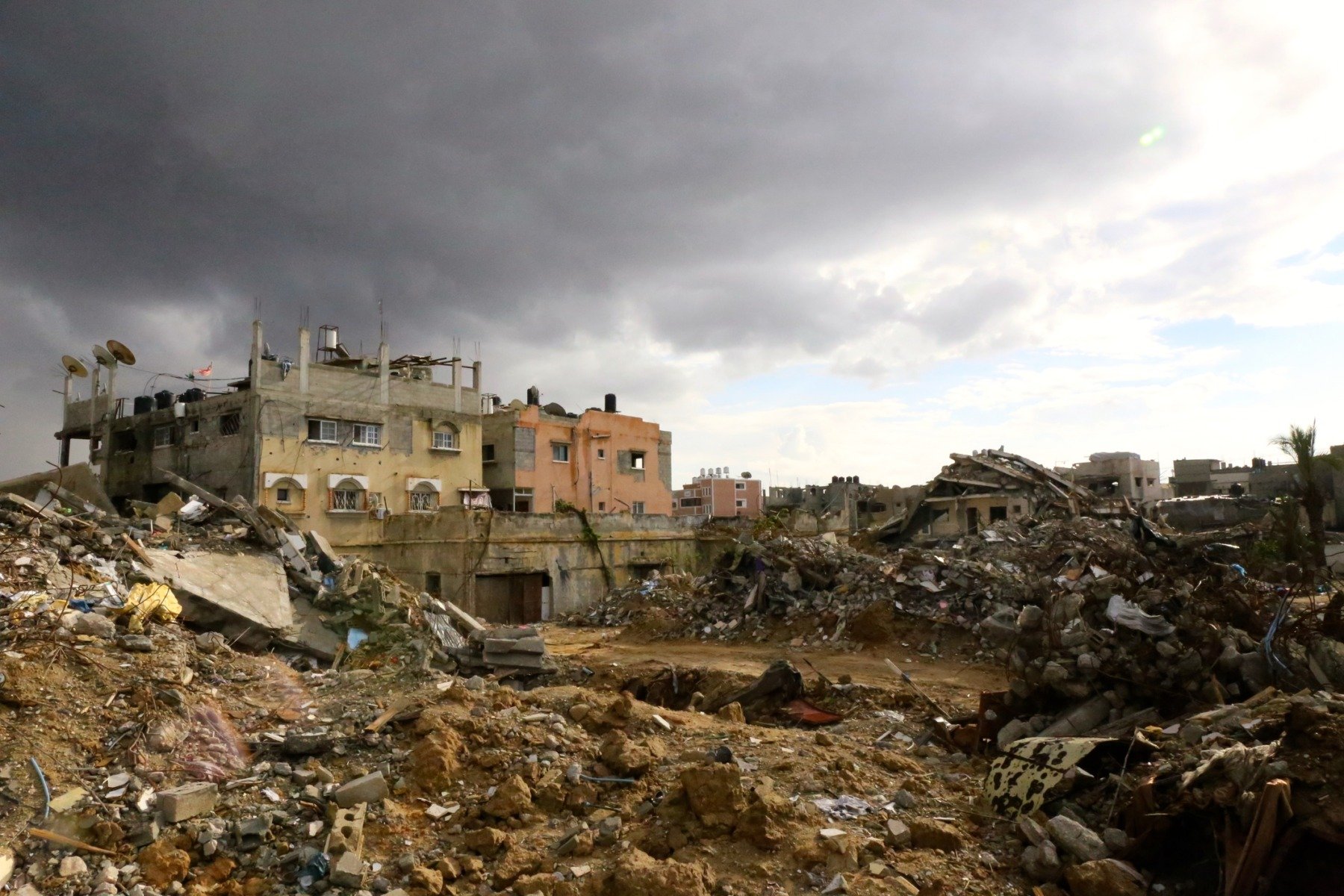 Furtună de iarnă lovește Fâșia Gaza, agravând criza umanitară existentă Furtuna de iarnă care se abate asupra Fâșiei Gaza a transformat o situație deja critică într-o adevărată tragedie pentru sute de mii de palestinieni