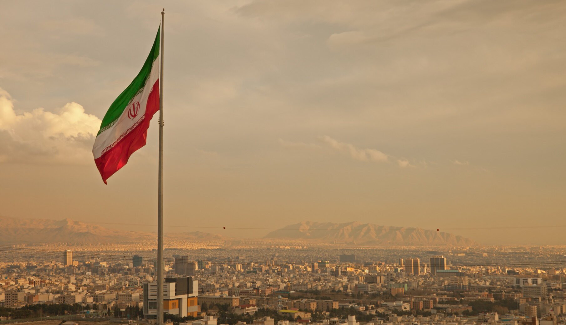 Tensiuni militare în creștere între SUA și Iran: un posibil început de conflict deschis O confruntare militară între Statele Unite și Iran pare să fie pe punctul de a deveni realitate, desprinsă din sfera amenințărilor și negocierilor diplomatice