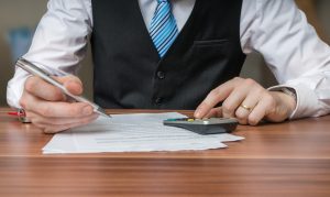 Lipsa aspectelor educaționale în noul OUG trenuleț: promisiunile fostului ministru Daniel David privind augmentarea bugetului pentru bursele studențești și plata pe oră pentru profesori nu sunt incluse în proiect