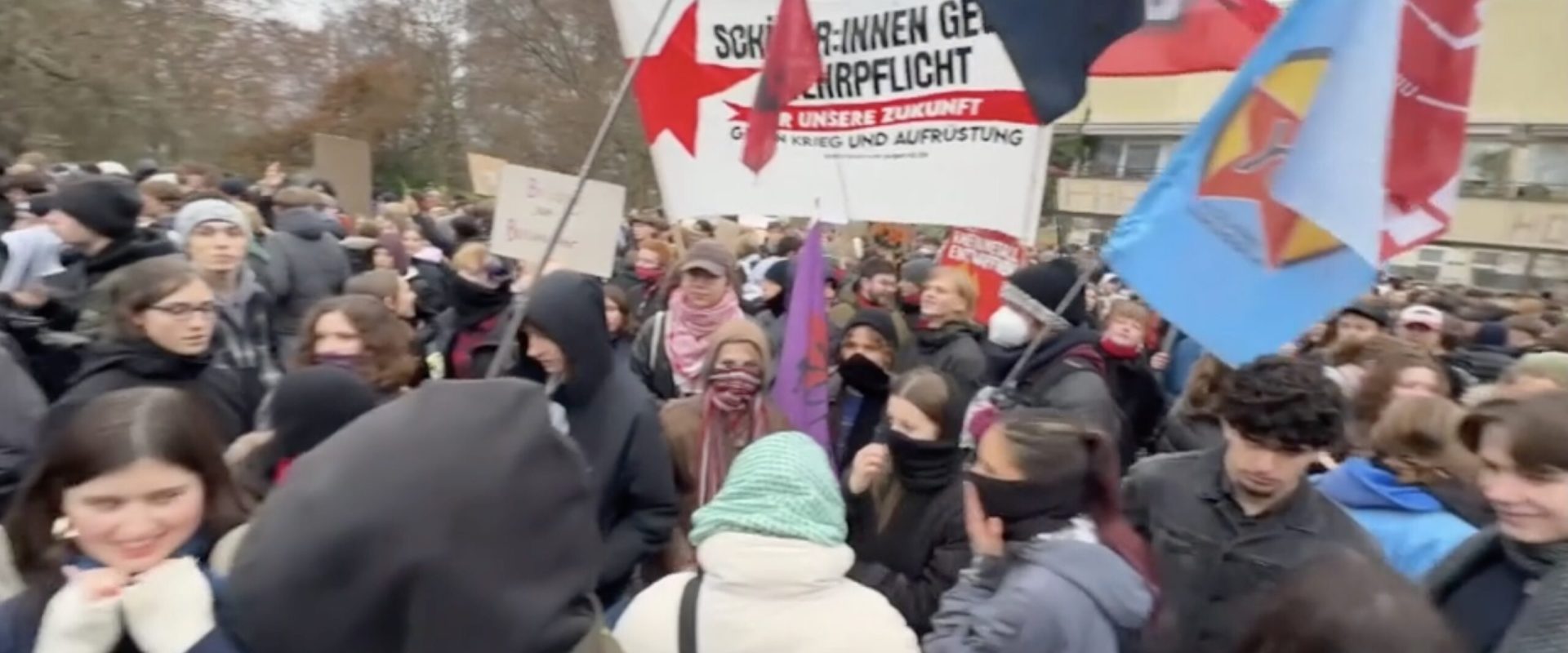 eleviitinerii-protesteaza-in-Germania-impotriva-serviciului-militar-scaled.jpg