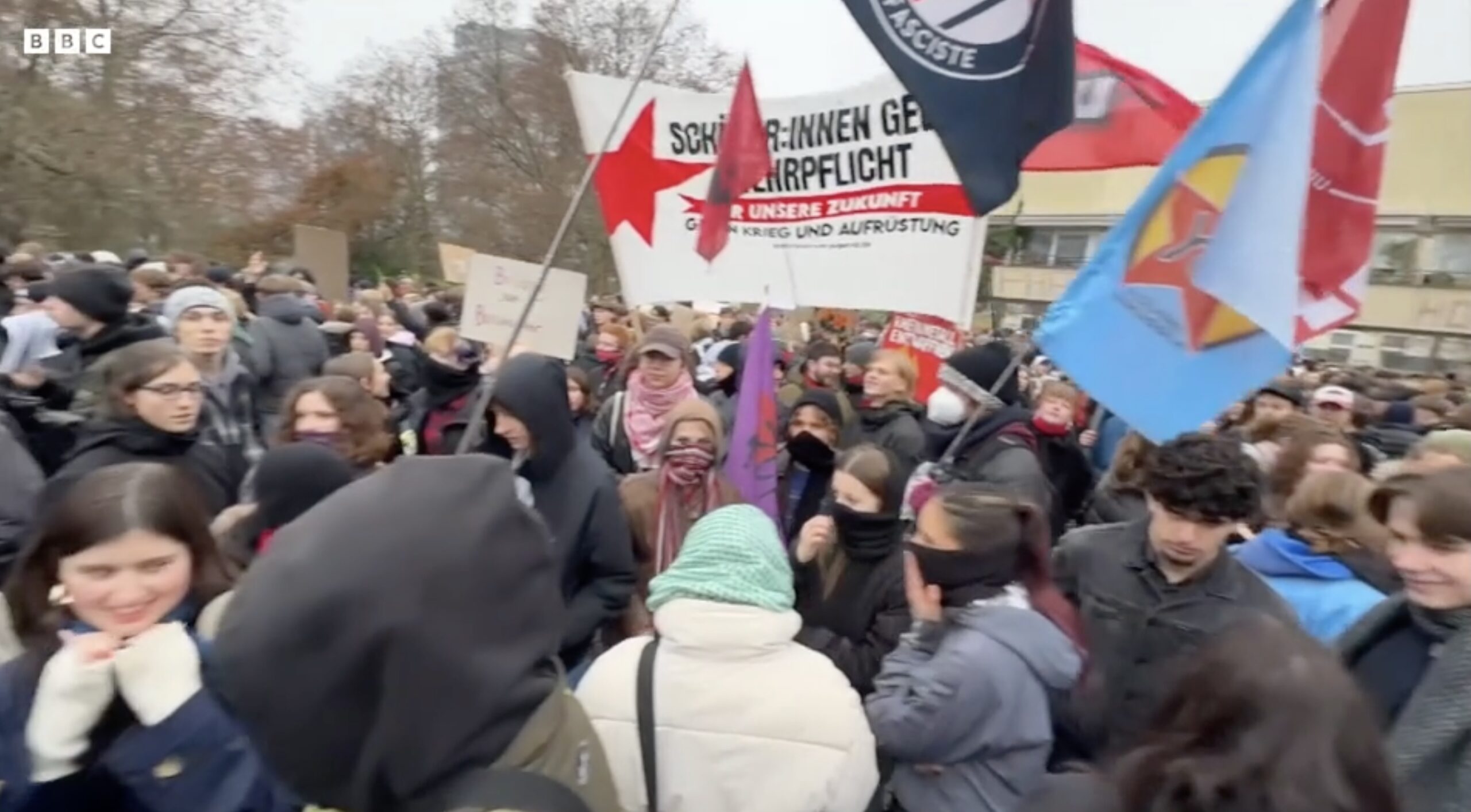 Mii de elevi din Germania au ieșit în stradă pentru a protesta împotriva planurilor guvernului privind reintroducerea serviciului militar
