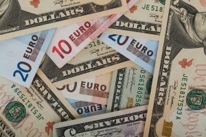 Bulgaria adoptă euro într-un climat de îngrijorare legat de inflație, în timp ce Croația devine cea de-a treia țară care aderă la moneda unică europeană în 2023