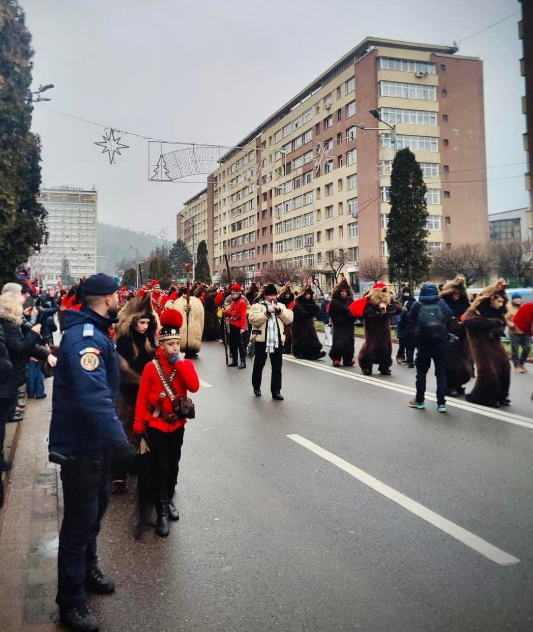 Zeci de mii de participanți prevăzuți pentru Festivalul de Datini și Obiceiuri „Steaua sus răsare” de la Piatra Neamț, cu măsuri speciale de ordine acordate”