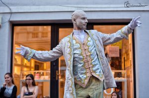 Festival artistic de 144 de ore în sudul Italiei, integrând teatru, muzică, dans, cinematografie și ateliere creative