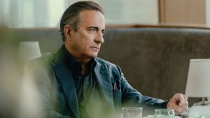 Iată o reformulare a titlului: “Capcana ingenioasă a lui Gallino pentru Cami Miller în sezonul 2, episodul 4 al serialului Landman” 

Sau, utilizând sinonime: “Stratagema abilă a lui Gallino împotriva lui Cami Miller în cel de-al doilea sezon, episodul patru al seriei dramatice Landman”