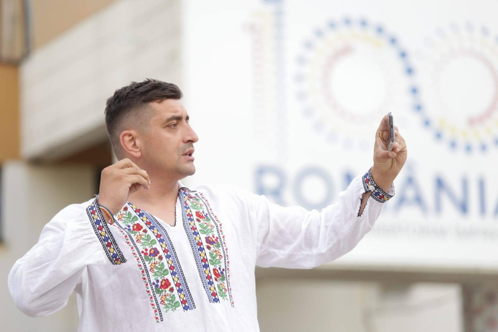 AUR propune schimbări controversate în legislația electorală, vizând ușurarea accesului UDMR în Parlament Într-o mișcare surprinzătoare, Partidul extremist AUR a depus joi la Parlament un proiect legislativ care vizează modificarea sistemului electoral românesc, având ca scop principal îngreunarea accesului pentru Uniunea Democrată Maghiară din România (UDMR)
