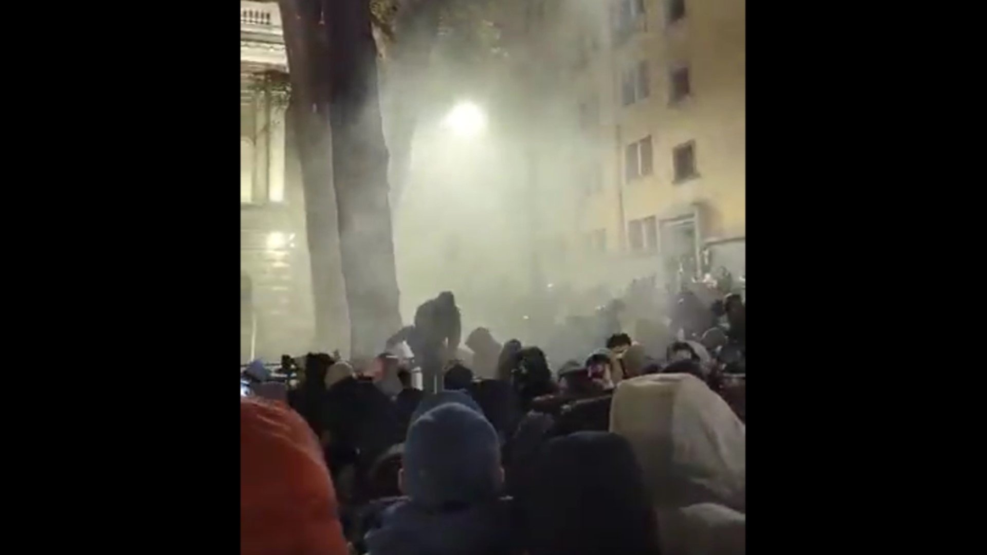 Potrivit unei investigații BBC, o armă chimică folosită în timpul Primului Război Mondial ar fi fost utilizată împotriva protestatarilor din Georgia, fiind descrisă ca „te arsese apa”