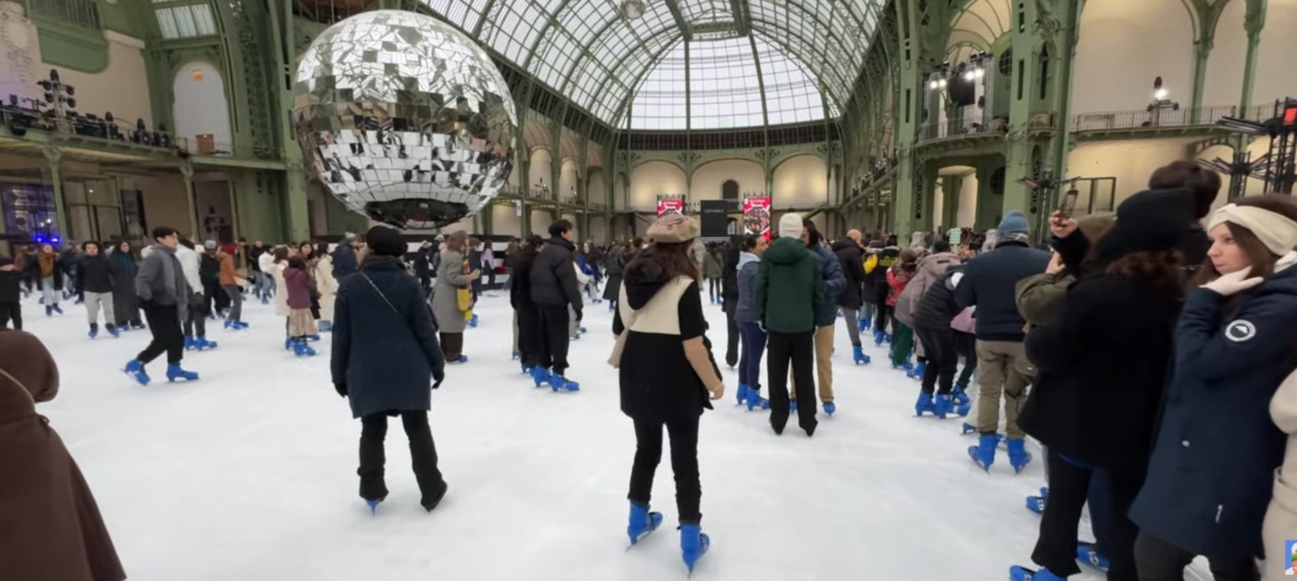 Cel mai extins patinoar acoperit la nivel mondial se găsește în Franța: Prețurile pentru o sesiune de patinaj la Grand Palais din Paris