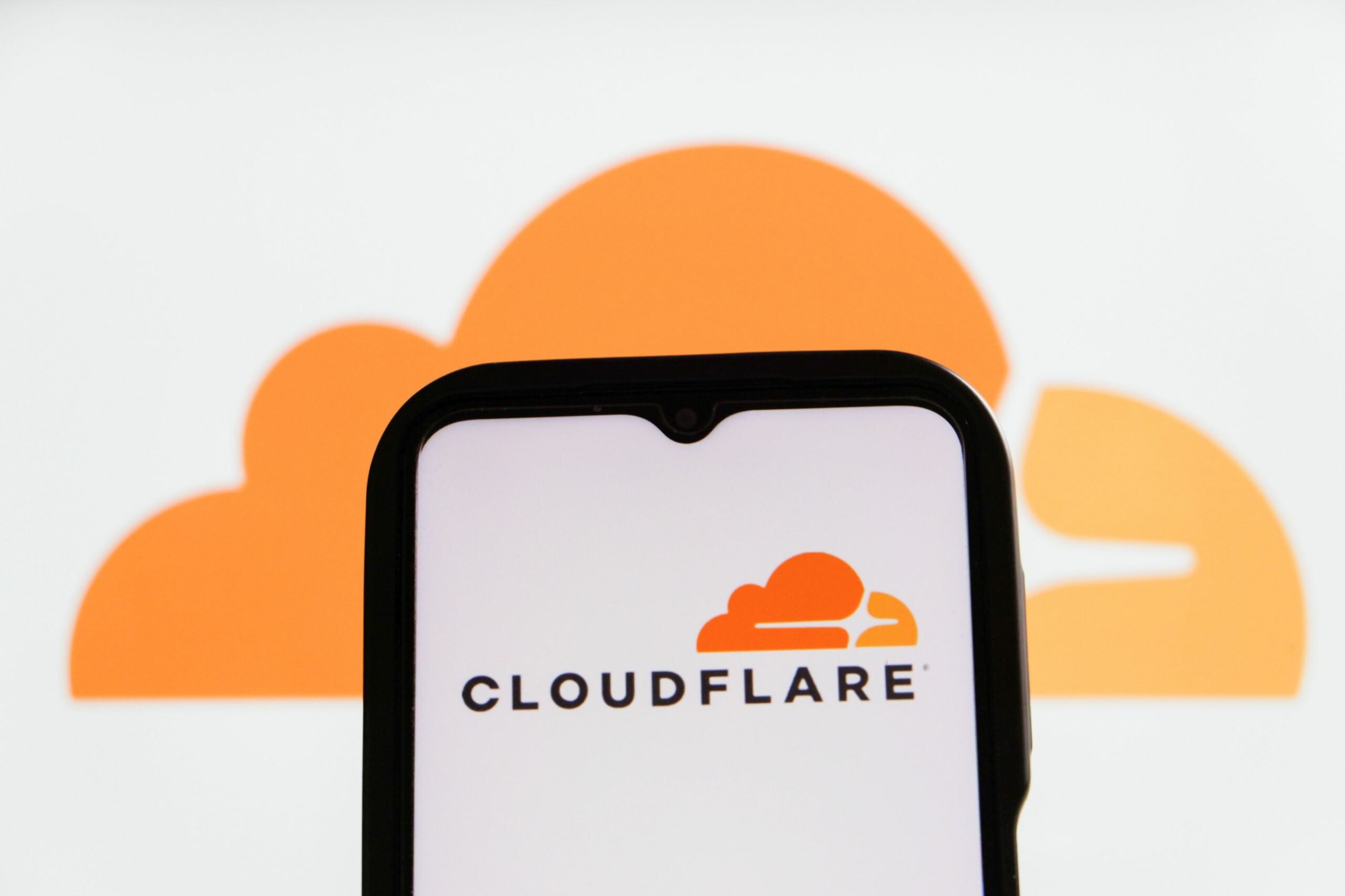 [ad_1] Un incident tehnic major a afectat platforma Cloudflare, fiind semnalat inițial în jurul orei 10:56, moment în care utilizatorii au început să întâmpine erori în interacțiunea cu serviciile