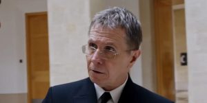 Thrillerul „uimitor” al lui Gary Oldman, „plin de acțiune”, este difuzat pe micile ecrane în această seară.