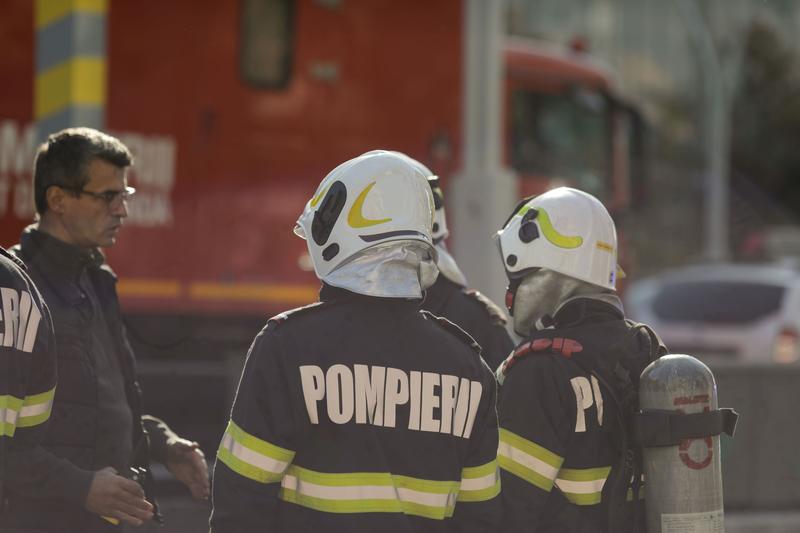 Incendiu puternic izbucnit după o explozie violentă într-un imobil din Focșani, echipajele de intervenție sunt pe loc.
