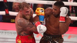 Gura spartă, dar plin de bani! Jake Paul a uimit după KO-ul cu Joshua: s-a prezentat cu arme și teancuri de bancnote.