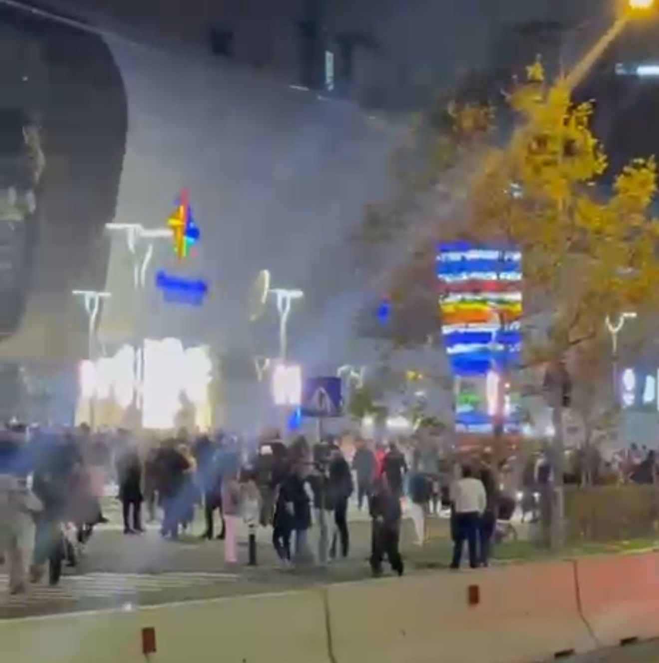 [ad_1] Un incendiu a izbucnit la mall-ul Promenada din Capitală, pe Calea Floreasca, iar echipele de pompieri intervin în aceste momente pentru stingerea arderii