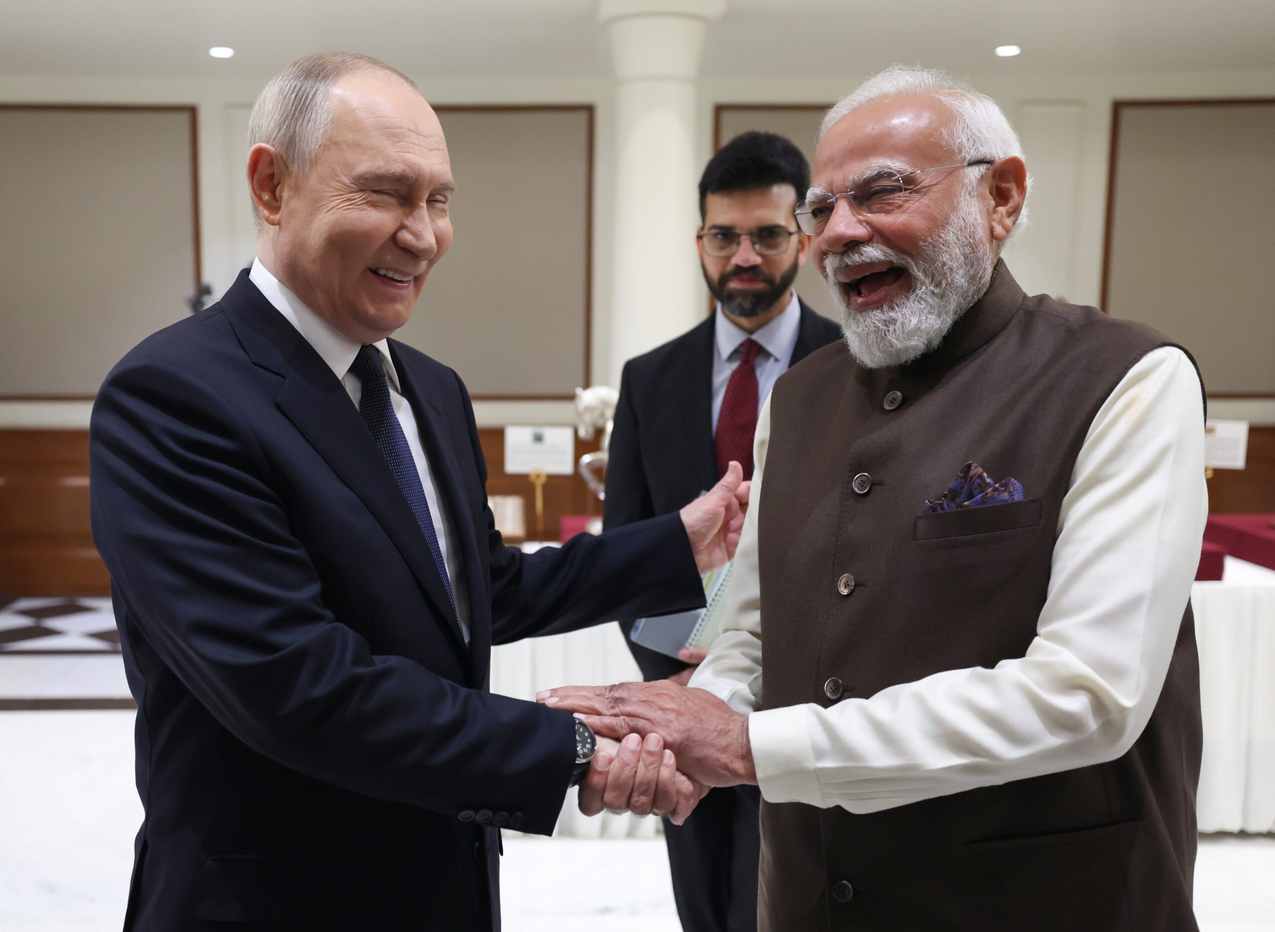 [ad_1] Președintele rus Vladimir Putin a respins presiunile intense ale Statelor Unite, care încearcă să împiedice India să achiziționeze combustibil rusesc