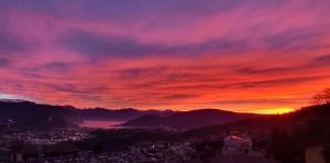 Astăzi marchează începutul iernii astronomice și cea mai scurtă zi a anului, evocând noaptea în care Marea Zeiță aducea pe lume noul Soare