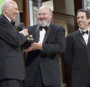 Jerry Seinfeld povestește cum regizorul Rob Reiner a salvat serialul Seinfeld de la anulare, afirmând: „Fără el, acest serial nu ar fi existat niciodată” / Rob Reiner și soția sa au fost uciși în propria locuință, iar fiul lor, Nick, figurează ca principalul suspect