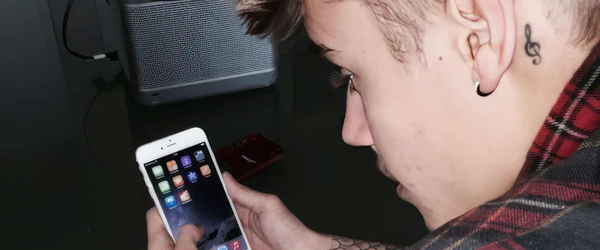 justin-bieber-apple.jpg