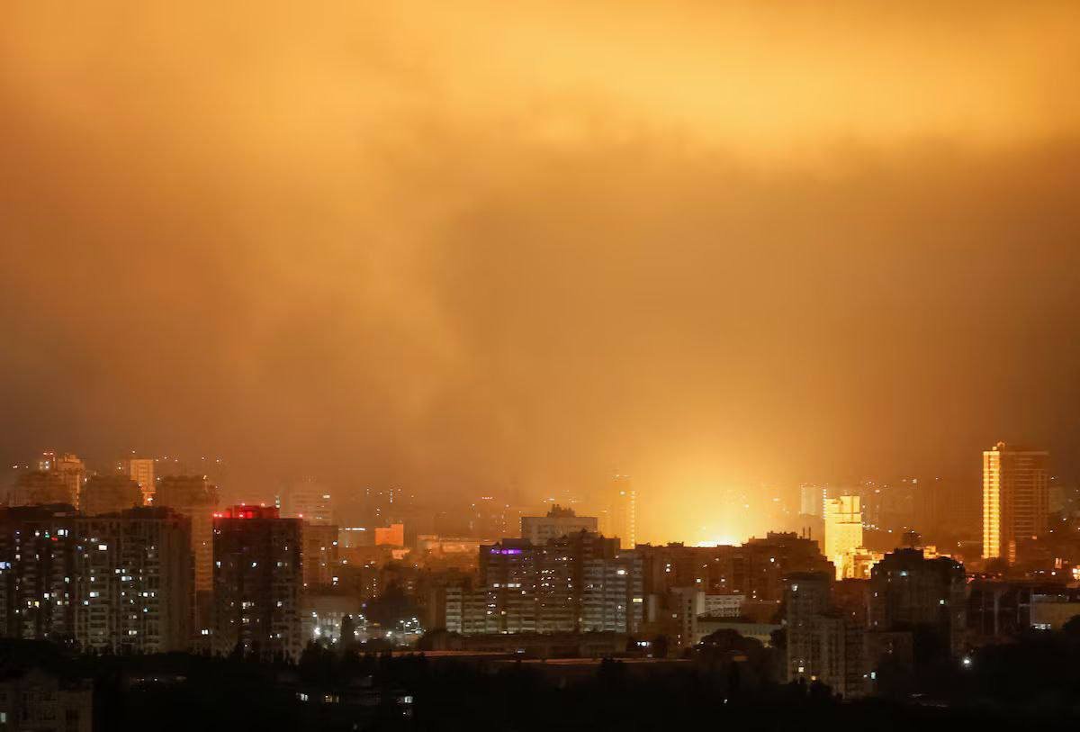 [ad_1] Mai multe explozii intense au fost auzite la Kiev în timpul nopții de vineri spre sâmbătă, conform relatărilor unei jurnaliste de la agenția de presă France Presse
