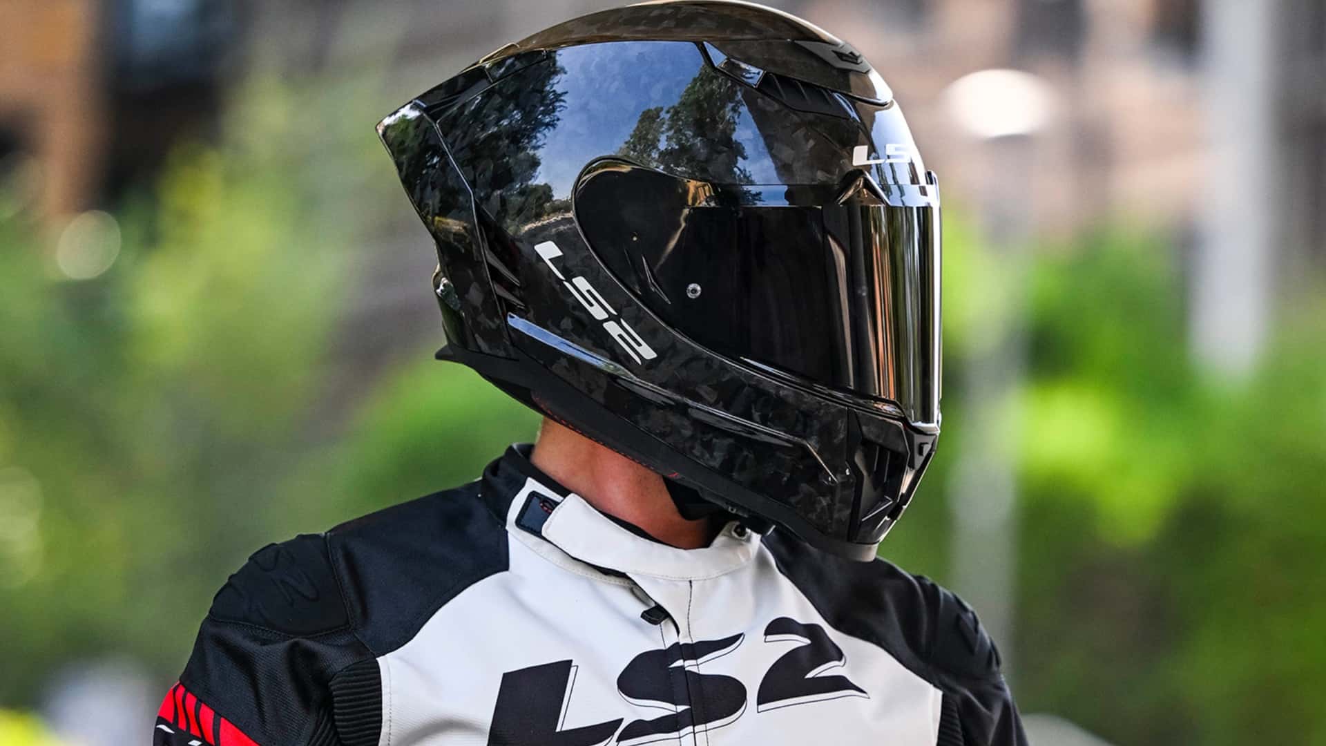 Pentru motocicliști, purtarea unei căști nu reprezintă doar o formalitate sau un accesoriu de siguranță, ci întotdeauna un element esențial, cu multiple valențe