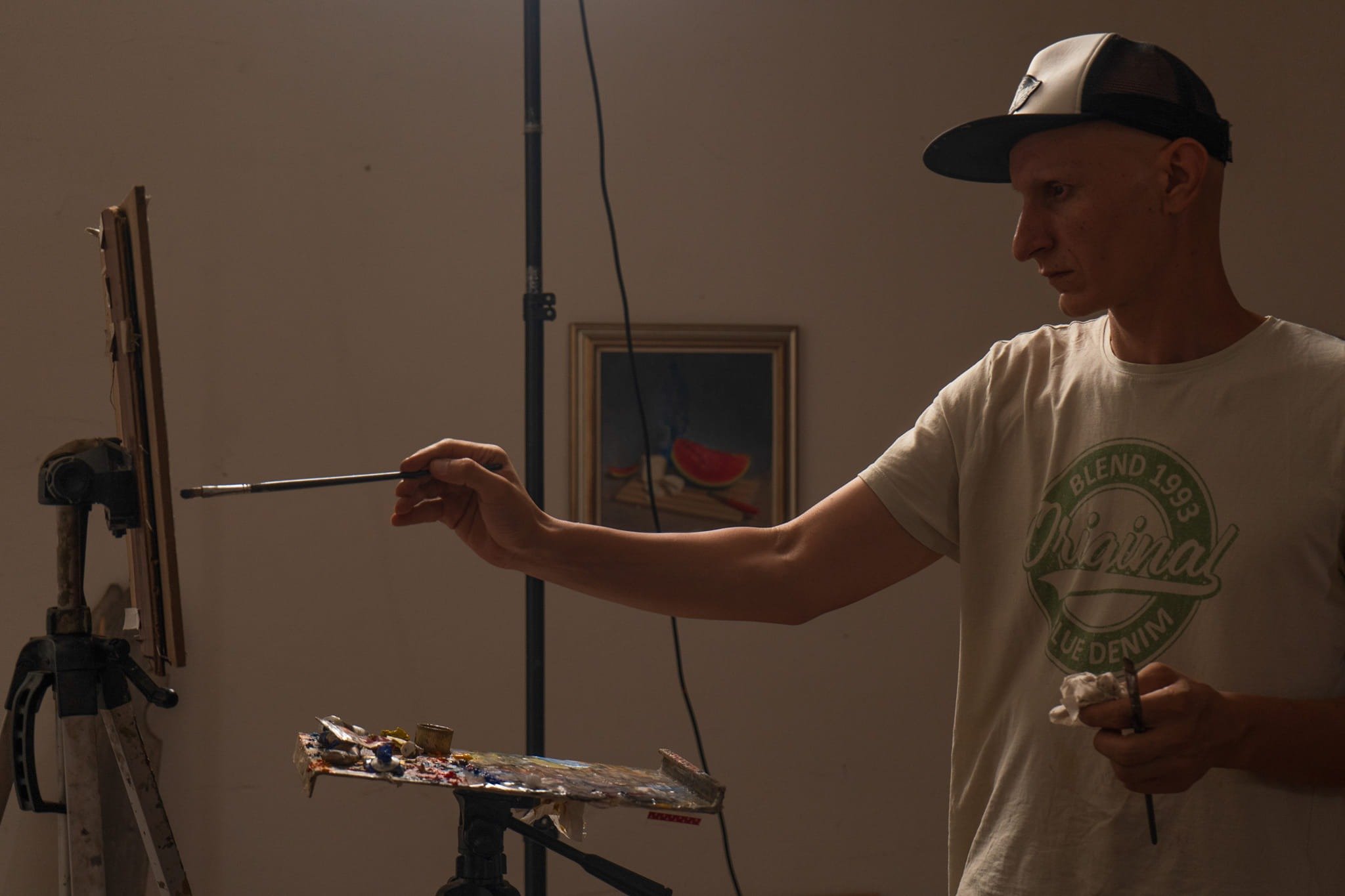 [ad_1] Lucian Prună, pictor român contemporan, se remarcă prin transformarea obiectelor cotidiene în opere de artă hiperrealiste încărcate de nostalgie și sinceritate