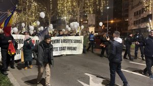 Video: Aproximativ 200 de participanți la un marș dedicat eroilor în București, la 36 de ani de la Revoluție, cu mesaje precum „Justiție, nu corupție” și „Jos comuniștii”