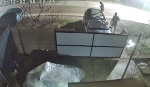 Incident șocant în Gorj: o mașină de poliție se ciocnește cu un vehicul parcat și apoi părăsește locul accidentului fără a anunța autoritățile.