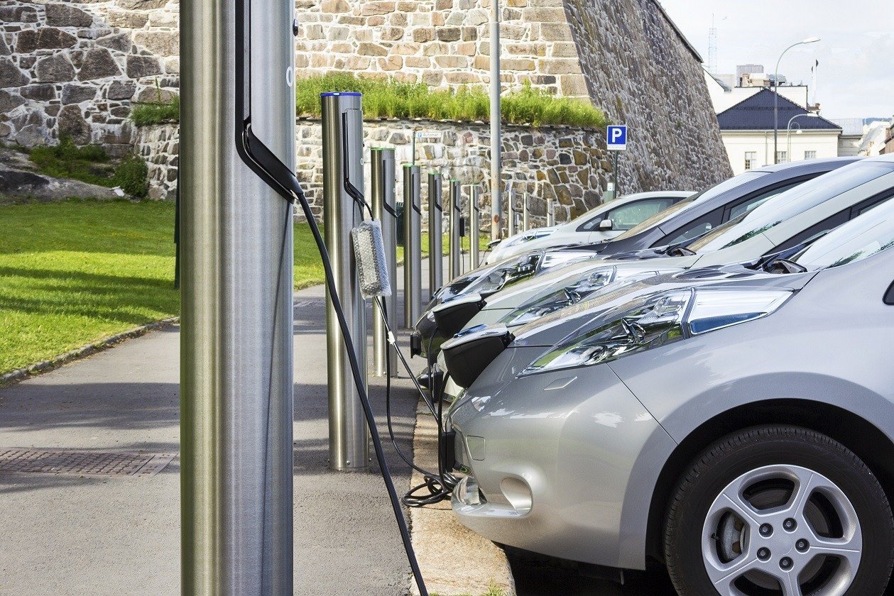 Constructorii auto, companiile de închirieri și leasing solicită Uniunii Europene să nu stabilească ținte obligatorii pentru parcurile de vehicule electrice ale firmelor