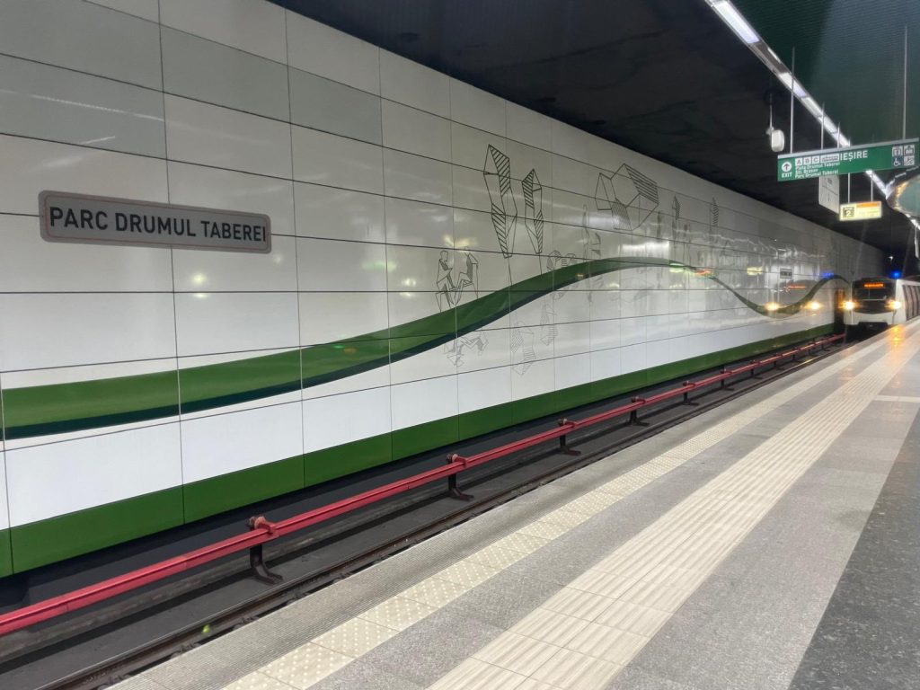 Peste 6,5 milioane de călătorii cu metroul în Drumul Taberei, estimare pentru 2025. Însă, Magistrala 5 rămâne în așteptarea trenurilor moderne.