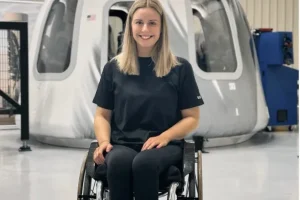 Femeie cu mobilitate redusă devine primul cetățean cu scaun cu rotile care zboară în spațiu, cu un covor special instalat în deșert pentru deplasarea după aterizare