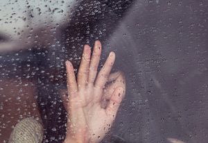 Bărbat arestat pentru acuze de viol asupra unui minor cu handicap și pornografie infantilă, fiind suspectat că a forțat o fată cu dizabilități să se fotografieze în ipostaze obscene și apoi a obligat-o să întrețină relații sexuale