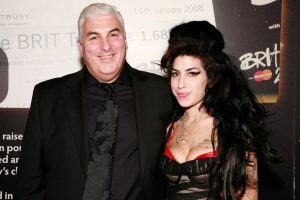Tatăl lui Amy Winehouse dă în judecată prietenii defunctei cântărețe pentru vânzarea ilegală a hainelor acesteia la licitație.