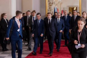 Imagini video: Nicușor Dan, primarul capitalei, întâmpinat de Emmanuel Macron la Palatul Élysée