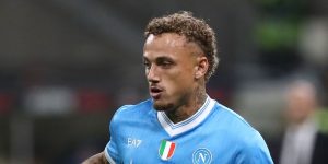 Iată o posibilă reformulare a titlului: “Echipele oficiale pentru meciul între Udinese și Napoli au fost anunțate”