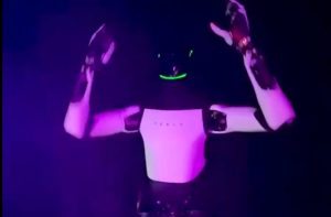 Optimus, controlat prin telecomandă? Cât de independent este cu adevărat robotul lui Musk