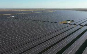 OMV Petrom și CE Oltenia au demarat proiectul de construire a parcurilor fotovoltaice cu o capacitate totală de aproximativ 550 MW, asigurând deci energie suficientă pentru aproximativ 410.000 de case.