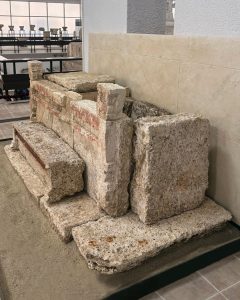 Patul funerar descoperit vara trecută în Callatis, expus recent la Muzeul Național de Istorie; astfel de paturi utilizate la simpozioane și banchete ritualice cu vin